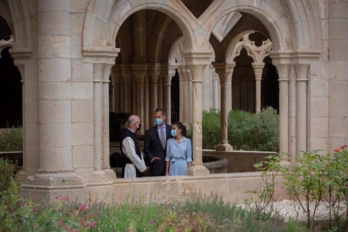 Los Reyes Felipe VI y Letizia charlan con el abad Octavi Vil durante su visita al Monasterio de Santa María de Poblet, en Vimbodí i Poblet, Tarragona, Catalunya (España), a 20 de julio de 2020.