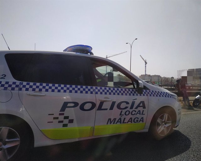 Coche Policía Local Málaga, patrullar, barrio