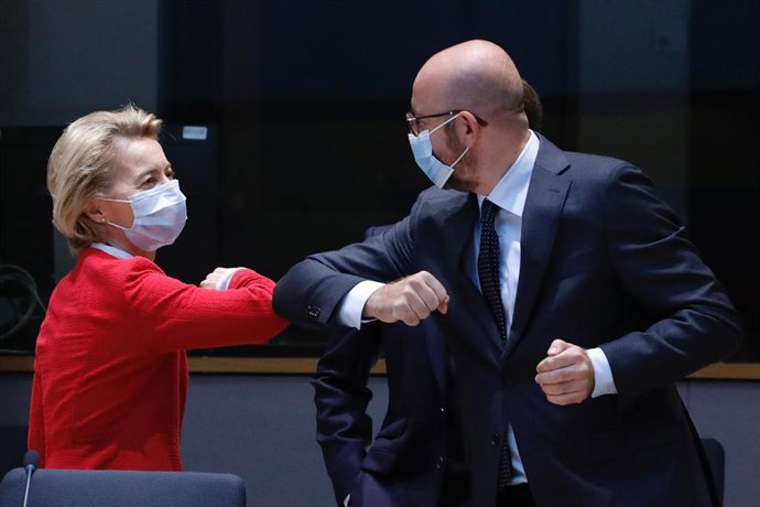 El presidente del Consejo Europeo, Charles Michel, saluda a la presidenta de la Comisión Europea, Ursula von der Leyen