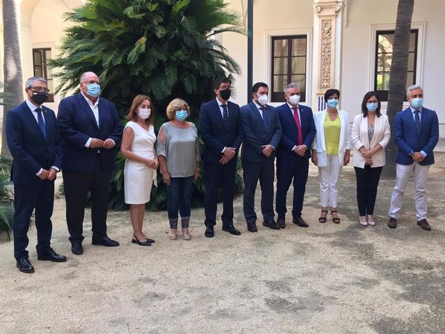 Firma del convenio para la puesta en marcha del catálogo electrónico de procedimientos de la administración local