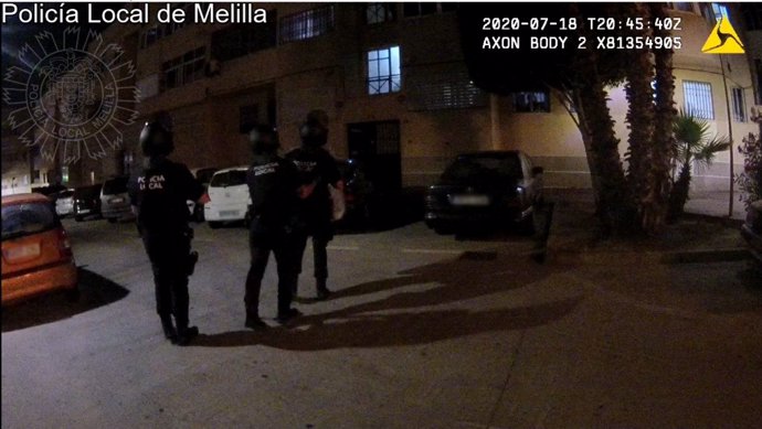 Intervención de la Policía Local de Melilla para detener un joven que amenazaba con arrojar una bombona de gas desde un tercer piso