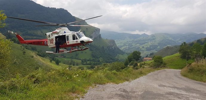 Helicóptero de rescate del ciclista en San Roque de Riomiera