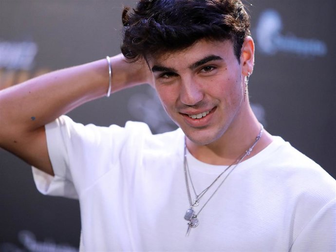Óscar Casas rivaliza en pasión con su hermano Mario Casas.