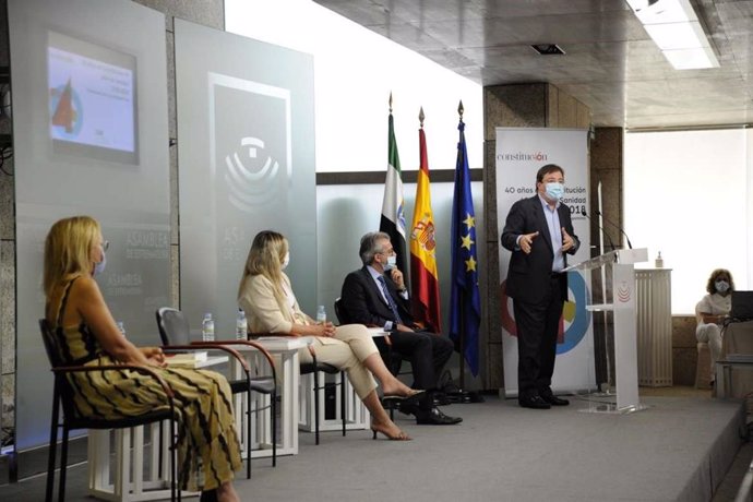 Fernández Vara y Blanca Martín participan en la presentación del libro en la Asamblea