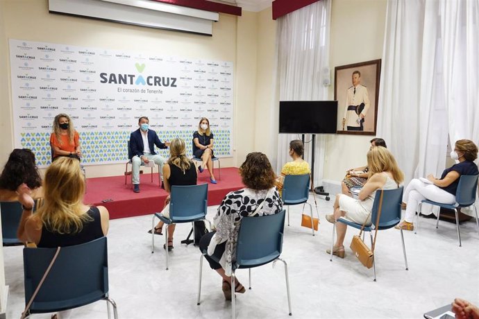 El alcalde de Santa Cruz de Tenerife, José Manuel Bermúdez, y la concejal de Educación, Claudia Reverón, se reúnen con directores y directoras de los CEIP del municipio