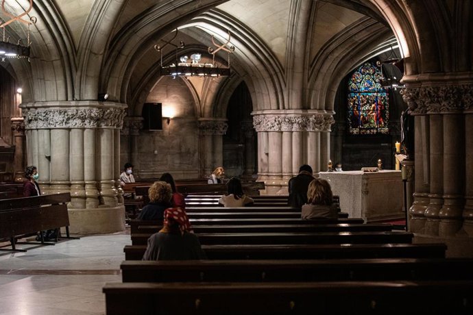 Fieles celebran la Santa Misa en la cripta de la Catedral de  María Inmaculada (catedral nueva) en Vitoria durante el día en el que se reabre al público, En Vitoria (Álava, País Vasco), a 11 de mayo de 2020.