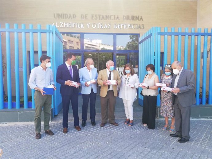 El consejero de Salud y Familias, Jesús Aguirre, durante la entrega en uno de los centros en Córdoba.