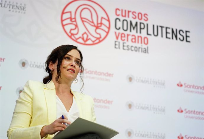 La presidenta de la Comunidad de Madrid, Isabel Díaz Ayuso, en un encuentro con estudiantes en los cursos de verano de El Escorial