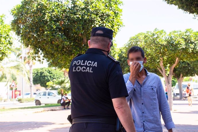 Un agente de Policía Local se dirige a un viandante en Níjar (Almería)