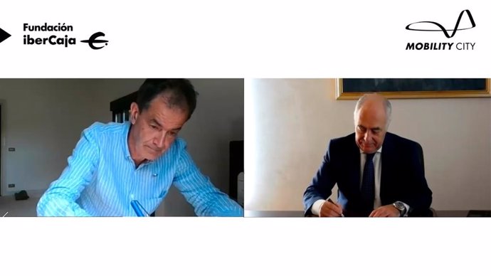 El director general de Fundación Ibercaja, José Luis Rodrigo, y el vicepresidente de Investigación Científica y Técnica del CSIC, Jesús Marco de Lucas, suscriben un acuerdo de colaboración.