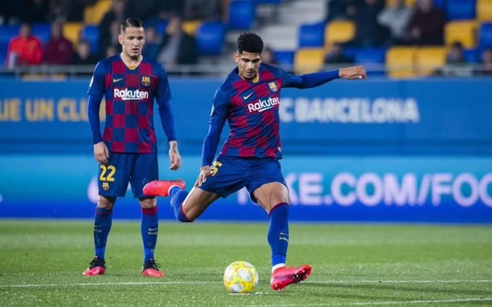 El jugador del FC Barcelona Ronald Araujo en un partido con el Bara B de la temporada 2019/20