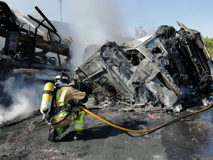 Camión que ha ardido tras volcar en Puerto Lumbreras