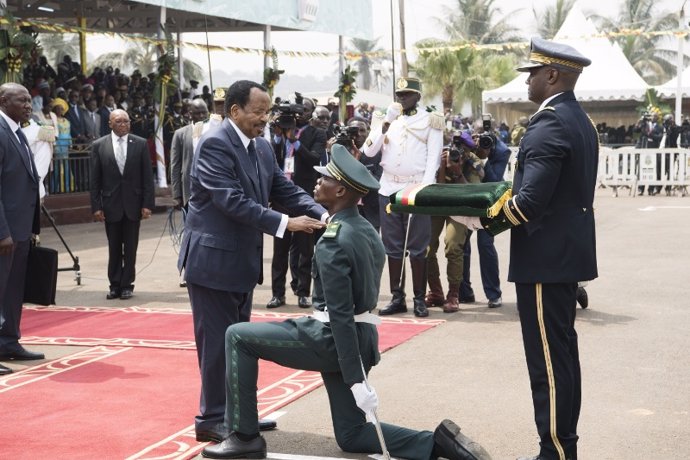 El presidente de Camerún, Paul Biya, condecora a un militar