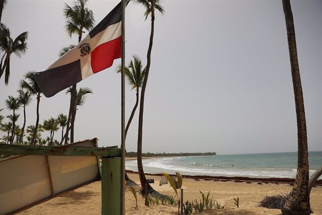 Playa desierta con una bandera de República Dominicana