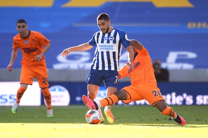 20 July 2020, England, Brighton: Newcastle United's Danny Rose (R) tackles Brighton and Hove Albion's Neal Maupay during the English Premier League soccer match between Brighton & Hove Albion vs Newcastle United at the Amex Stadium