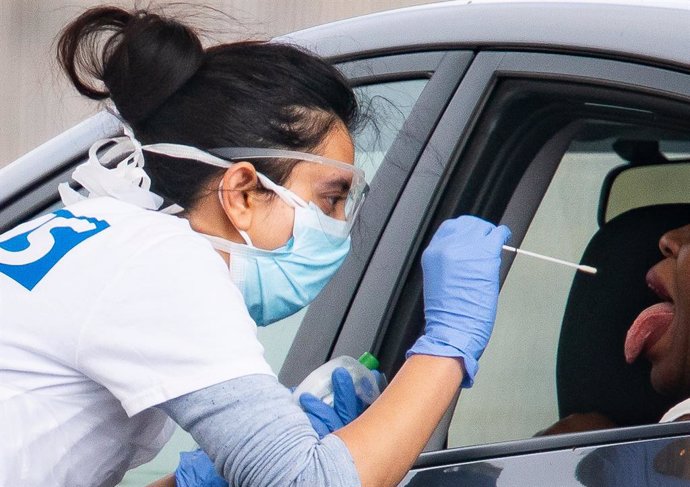 Una trabajadora sanitaria realiza una prueba por coronavirus en Londres, Reino Unido