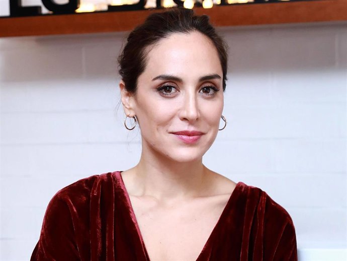 Tamara Falcó, muy elegante en burdeos, posa en la presentación de una campaña publicitaria