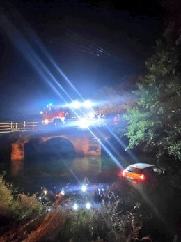 Vehículo caído al río