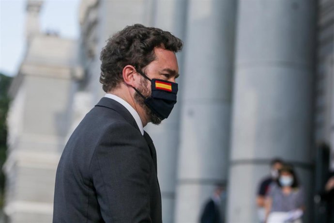 El portavoz de Vox en el Congreso, Iván Espinosa de los Monteros, a su llegada a la entrada de la Santa Misa celebrada en recuerdo de todas las víctimas del COVID-19 en la Catedral de la Almudena, Madrid (España), a 6 de julio de 2020.
