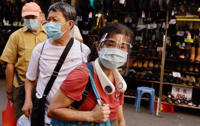 Personas con mascarilla en un mercado de Hong Kong