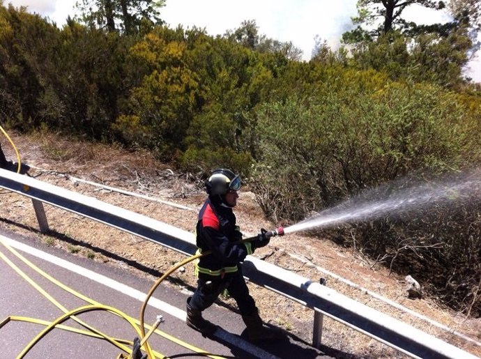 Imagen de archivo de un bombero del Consorcio de Tenerife interviniendo en la extinción de un incendio