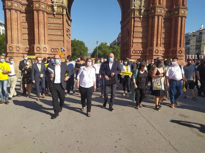 Los exmiembros de la Mesa del Parlament Anna Simó (ERC), Ramona Barrufet, Lluís Corominas y Lluís Guinó (JxSí), y la exdiputada de la CUP Mireia Boya llegan al Palacio de Justicia de Barcelona, el 21 de julio de 2020.