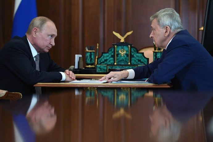 Putin habla con el responsable de un centro de investigación científica