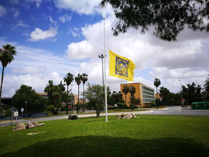 Imagen de archivo del campus de la Universidad Pablo de Olavide de Sevilla con la bandera oficial a media asta por el luto oficial declarado por el coronavirus.