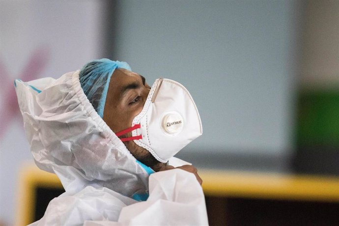 Un trabajador sanitario en un centro de tratamiento de coronavirus en Nueva Delhi