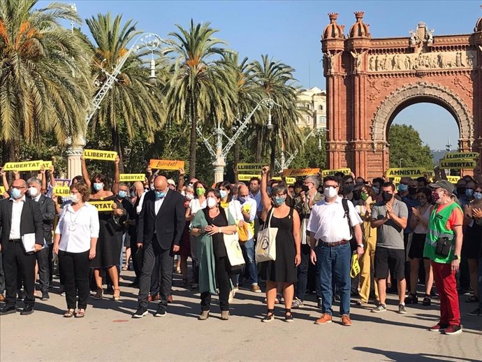 Unes 200 persones acompanyen els exmembres de la Mesa del Parlament davant el TSJC, 21 de juliol del 2020.