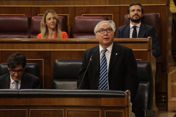 El ministro de Universidades, Manuel Castells, interviene durante la primera sesión de control al Gobierno en el Congreso