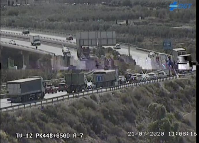 Retenciones por el vuelco de un camión en la A-7 en Huércal de Almería
