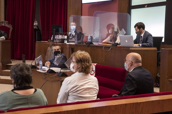 Juicio en el Tribunal Superior de Justicia de Catalunya (TSJC) a los exmiembros de la Mesa del Parlament Anna Simó (ERC), Ramona Barrufet, Lluís Corominas y Lluís Guinó (JxSí), y la exdiputada de la CUP Mireia Boya, en Barcelona el 21 de julio de 2020.