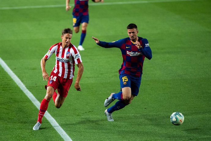 Marcos Llorente pugna por un balón con Clément Lenglet en el FC Barcelona-Atlético de LaLiga Santander 2019-2020