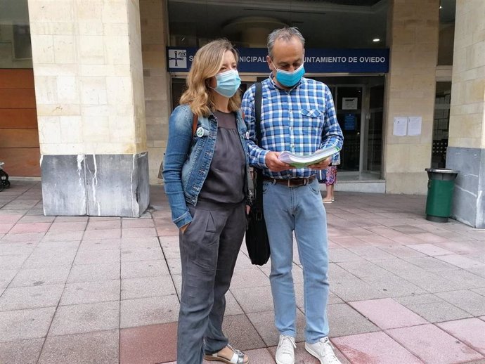 La edil de Somos, Ana Taboada y el representante sindical de ALSA, Juan Corte, en las inmediaciones del Registro de Oviedo.