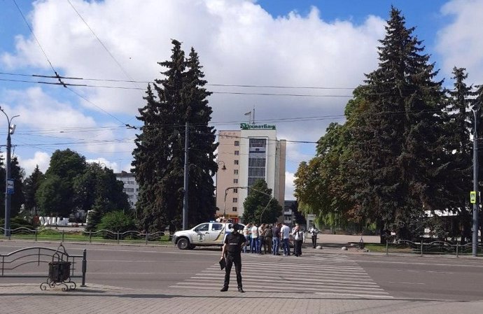 Desplegament policial a la zona on un home armat ha segrestat un autobús a l'oest d'Ucrana