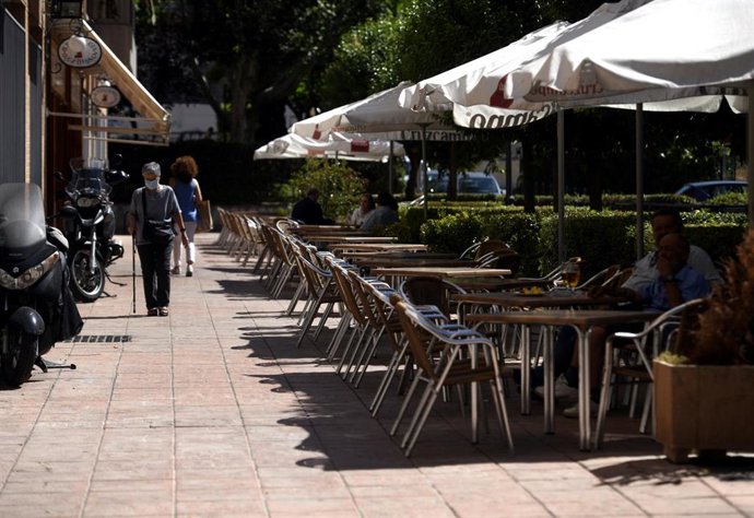 Varias personas disfrutan en una terraza, en Madrid (España).