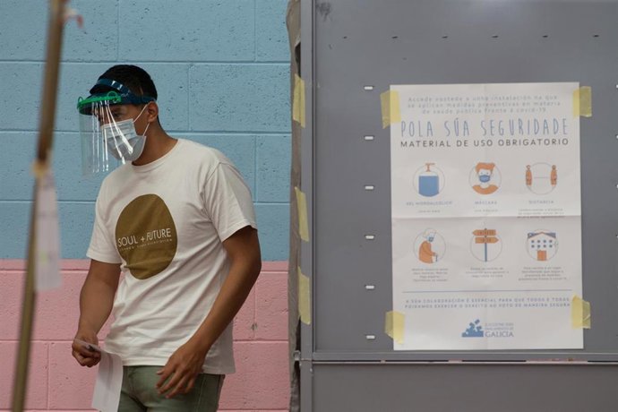 Un hombre vota en las elecciones autonómicas de Galicia en el Pabellón Os Castros de la población de Burela, en la comarca de A Mariña, Lugo, Galicia (España), a 12 de julio de 2020.