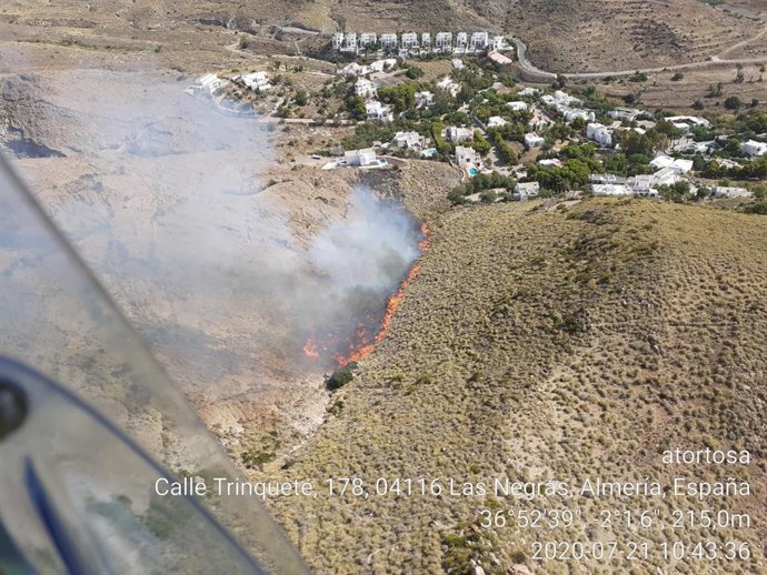 Incendio en la zona de los cortijos de Las Negras, en Níjar (Almería)
