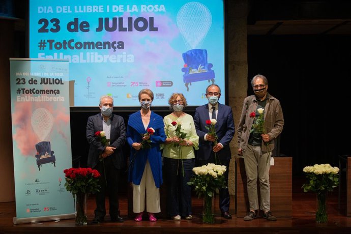 El president del Gremi de Floristes, Joan Guillén; la consellera Maringela Vilallonga; la presidenta del Gremi de Llibreters de Catalunya, Maria Carme Ferrer; el president de la Cambra del Llibre, Patrici Tixis; i el tinent d'alcalde Joan Subirats