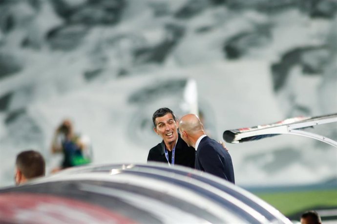 Juan Ramón López Muñiz saluda a Zinédine Zidane antes del Real Madrid-Deportivo Alavés de LaLiga Santander 2019-2020