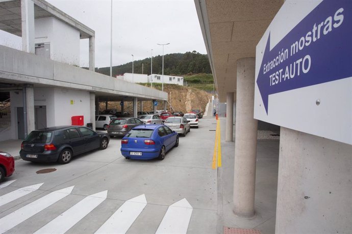 Pruebas de COVID-19 desde el coche en las inmediaciones de Burela, Lugo, Galicia (España), a 6 de julio de 2020. Burela es uno de los municipios de la comarca de A Mariña, donde ya son 119 los casos activos del brote de COVID-19 detectado desde el pasad