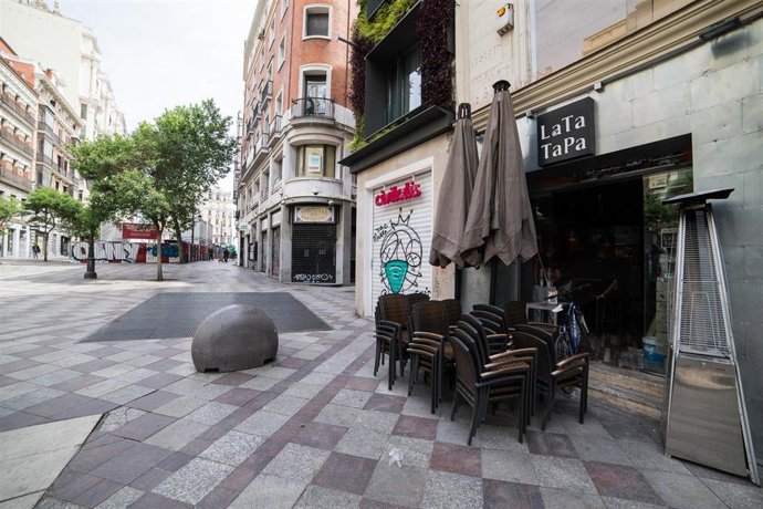 Terraza cerrada en el local Latatapa en la calle Montera de la capital durante el confinamiento