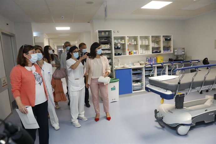 Andreu y Alba, durante la visita a Urgencias de la FHC, que ha duplicado su capacidad.