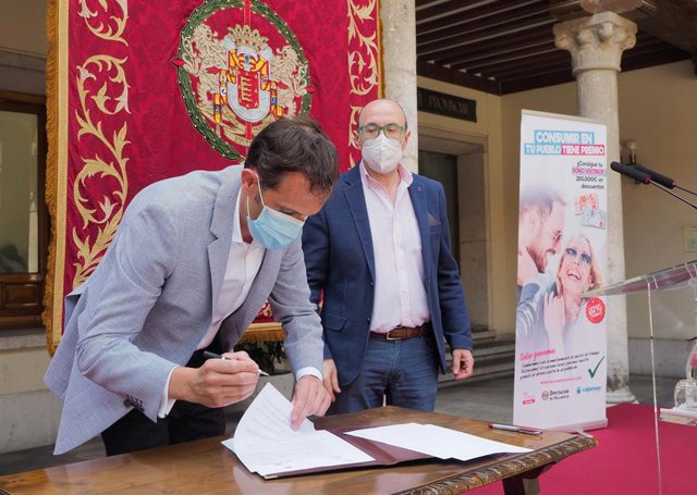 Conrado Íscar firma el convenio junto Jesús Herreras.