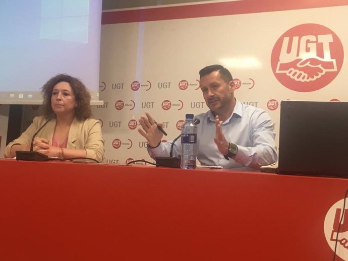 La secretaria confederal de UGT de Salud Laboral y Medio Ambiente, Ana García de la Torre, y  el secretario general de UGT Asturias, Javier Fernández Lanero.