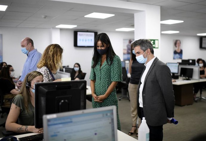 La vicealcaldesa de Madrid, Begoña Villacís, y el delegado del Área de Familias, Igualdad y Bienestar Social, Pepe Aniorte, visitan un centro de atención telefónica del Servicio de Teleasistencia Domiciliaria Atenzia.