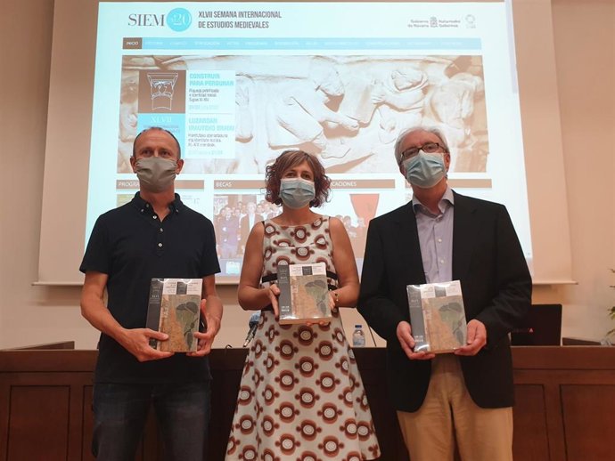 De izquierda a derecha: El concejal de Cultura del Ayuntamiento de Estella, Regino Etxabe; la consejera de Cultura, Rebeca Esnaola, y  el responsable del Servicio de Archivos y Patrimonio Documental, Joaquim Llansó.