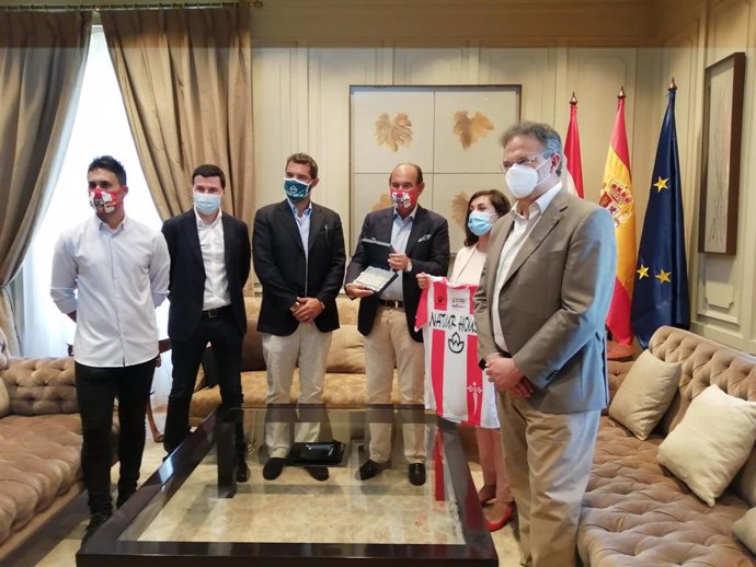 La presidenta del Gobierno de La Rioja, Concha Andreu, el consejero de Educación y Cultura, Luis Cacho, y el director general de Deporte, Raúl Martínez, reciben a los representantes de la UDL.