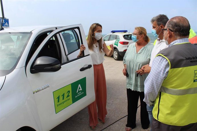 La delegada del Gobierno de la Junta de Andalucía en Huelva, Bella Verano, en la entrega de los vehículos en Matalascañas.